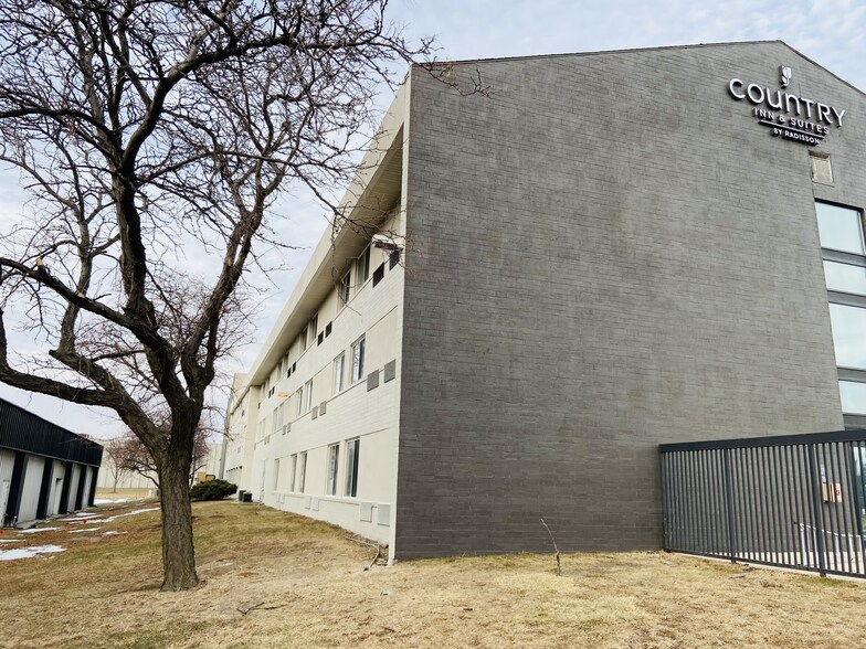 More Photos Of 1301 W Bond Cir, Lincoln Hotel For Sale
