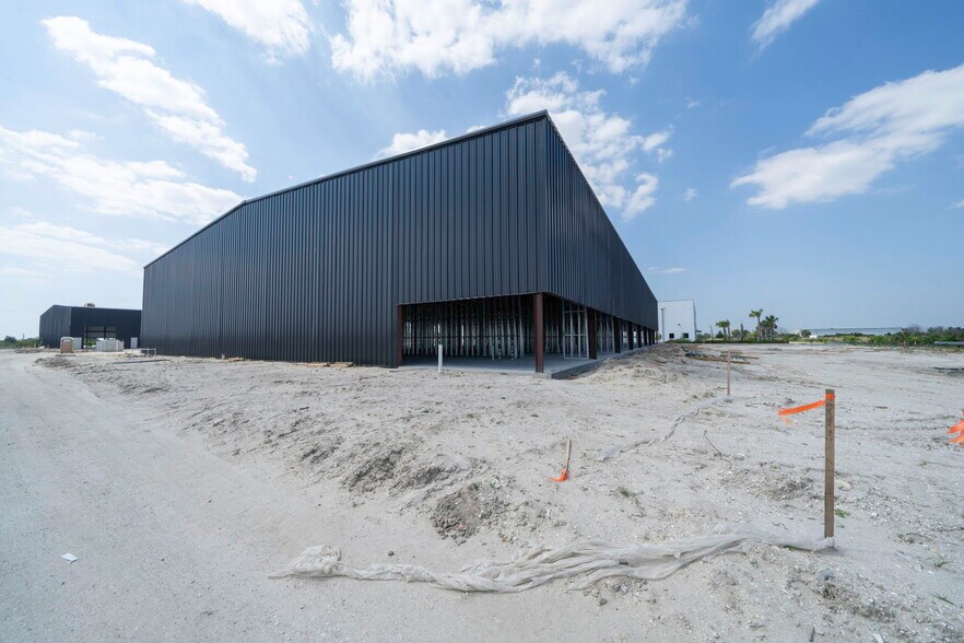 More Photos Of 8411-8419 Duffie Dr, Punta Gorda Industrial For Sale