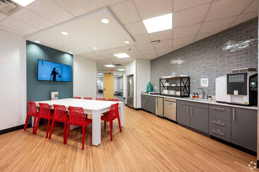 More Photos Of 450 E 96th St, Indianapolis Coworking Space