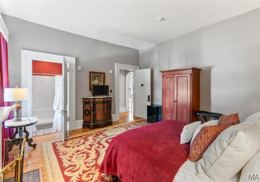 More Photos Of 876 W State St, Jacksonville Hospitality For Sale