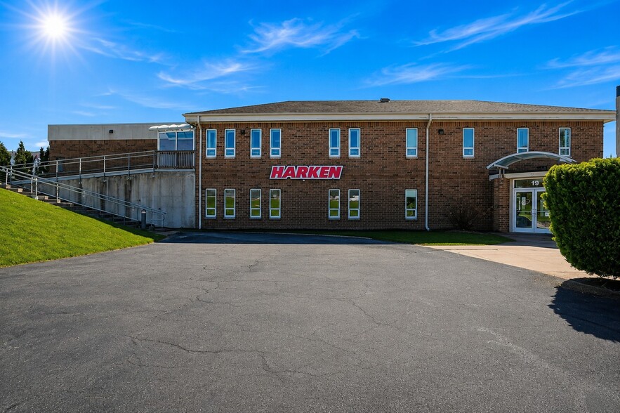 More Photos Of 19 John Clarke Rd, Middletown Office For Sale