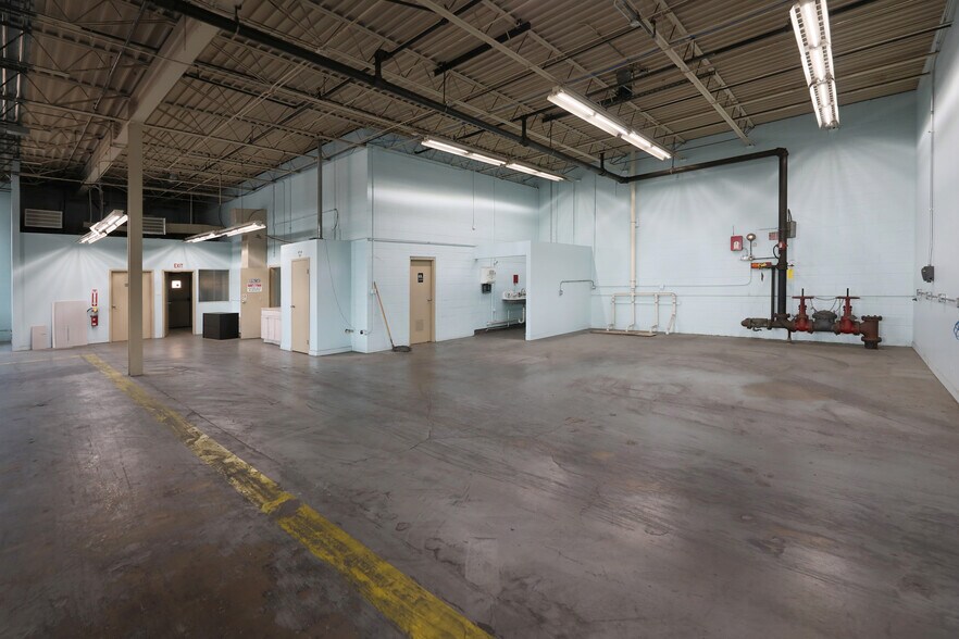 More Photos Of 820 Nicholas Blvd, Elk Grove Village Manufacturing For Lease