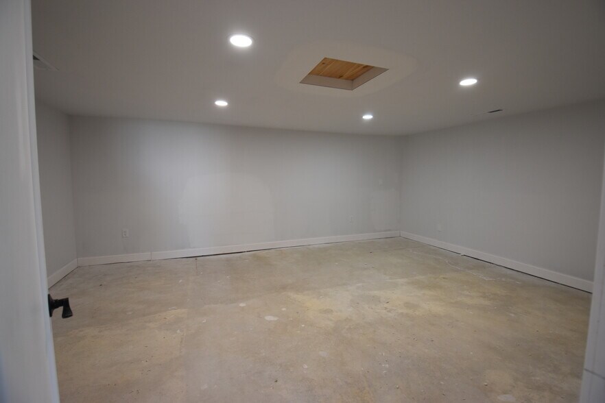 More Photos Of 1311 W Main St, Greenfield Freestanding For Lease