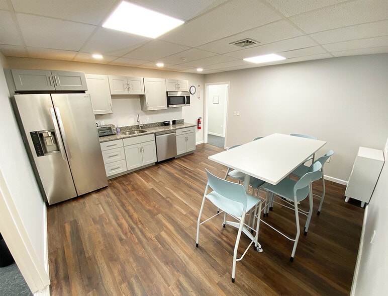 More Photos Of 22-24 Stiles Rd, Salem Office For Lease