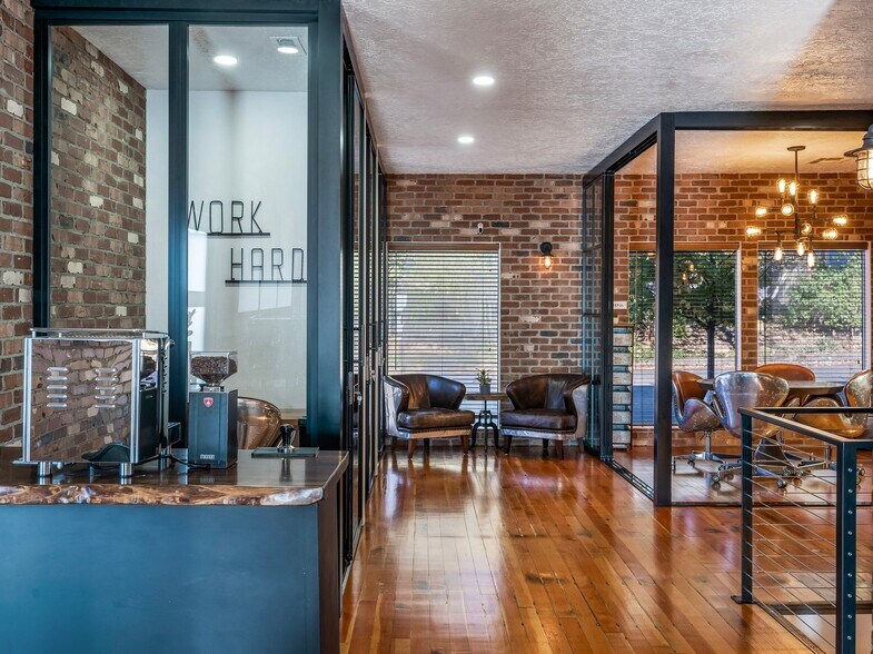 More Photos Of 2917 Washington St, Vancouver Storefront Retail Office For Sale