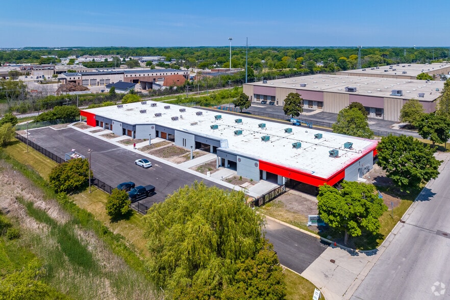 More Photos Of 8949 N Deerbrook Trl, Brown Deer Flex For Sale