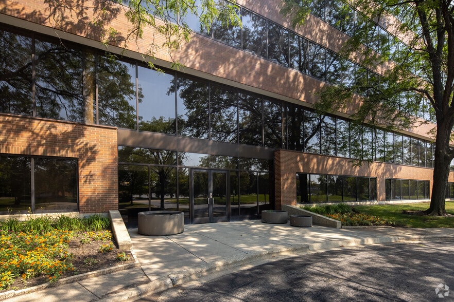 More Photos Of 1 Overlook Pt, Lincolnshire Unknown For Lease