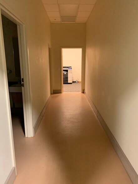 More Photos Of 7509 Pennsylvania Ave, Sarasota Showroom For Lease