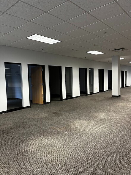More Photos Of 12000-12038 Ridgemont Dr, Urbandale Office For Lease