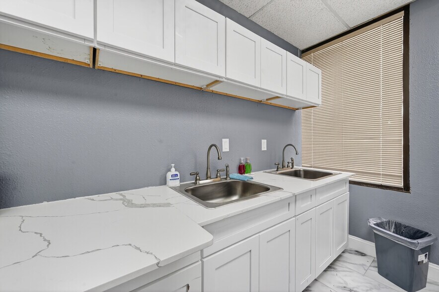 More Photos Of 1404 W Walnut Hill Ln, Irving Office For Lease