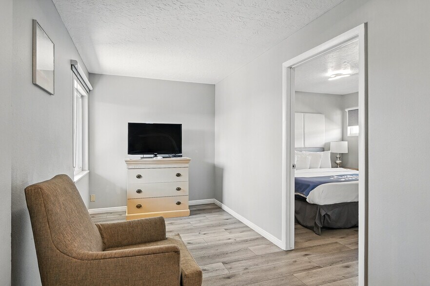 More Photos Of 91 E Main St, Bicknell Hotel For Sale