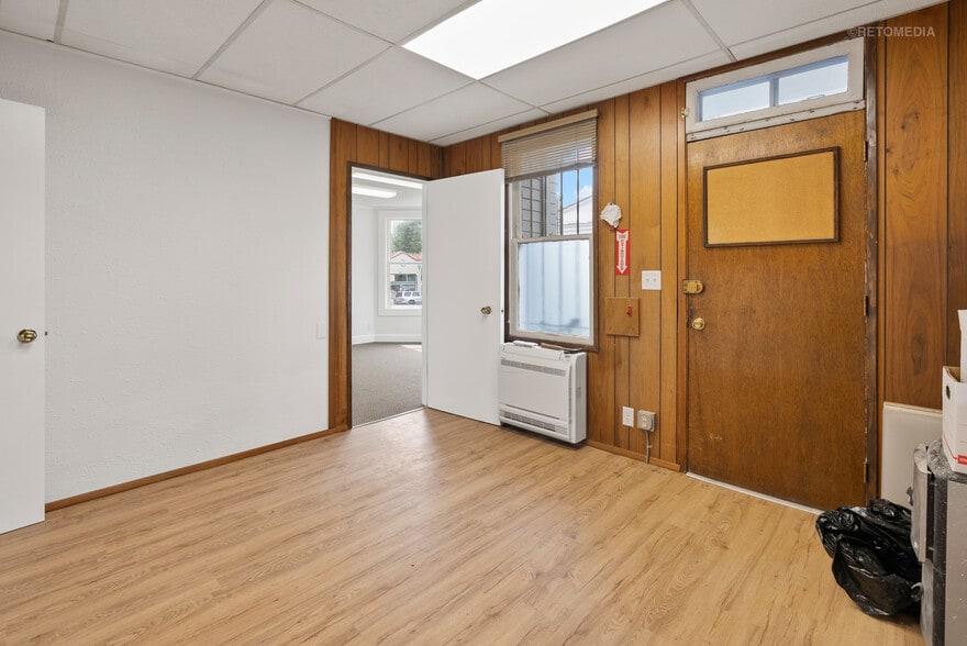 More Photos Of 1737 NE Broadway St, Portland Office For Sale