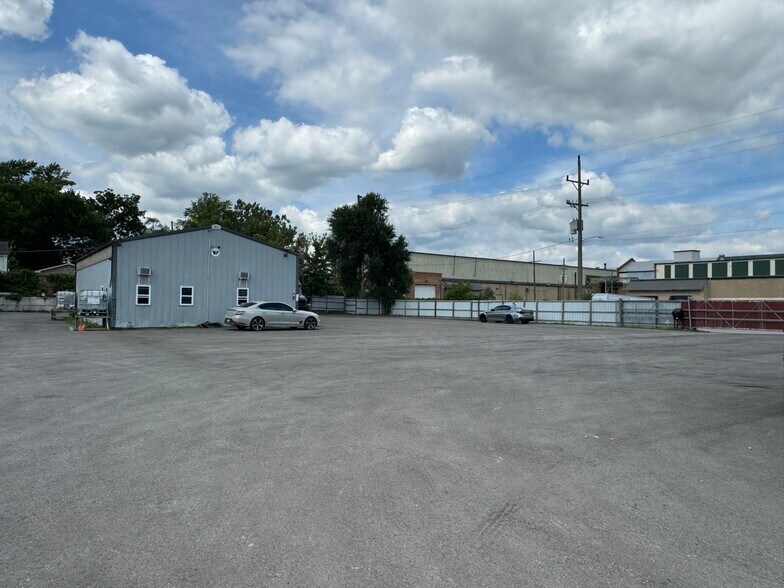 More Photos Of 644 W Park Ave, Aurora Truck Terminal For Sale