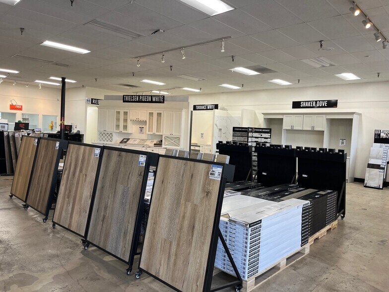 More Photos Of 2448-2452 N Clovis Ave, Fresno Showroom For Sale