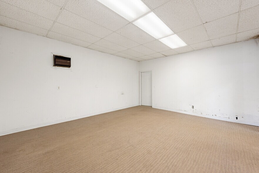 More Photos Of 5213 W Broadway Ave, Minneapolis Auto Dealership For Lease