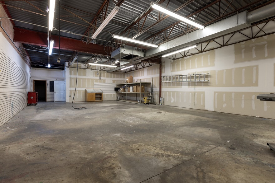 More Photos Of 8445 N Main St, Kansas City Freestanding For Lease