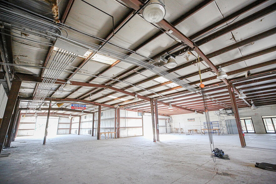 More Photos Of 4425 W US 98, Perry Manufacturing For Sale