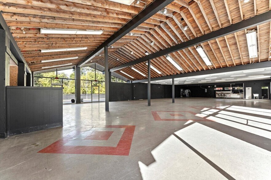 More Photos Of 7560 Macomb St, Grosse Ile Storefront Retail Office For Sale