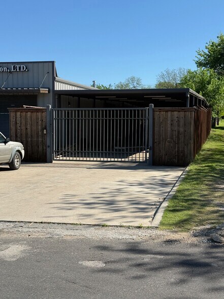More Photos Of 504 N Breckenridge St, Ennis Warehouse For Sale