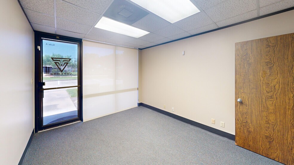 More Photos Of 9776 Whithorn Dr, Houston Showroom For Lease