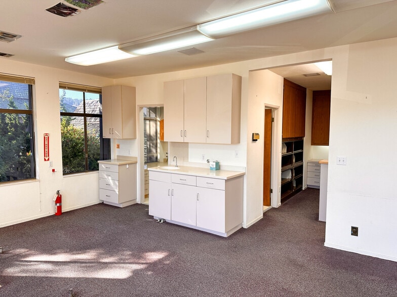 More Photos Of 26535 Carmel Rancho Blvd, Carmel Medical For Lease