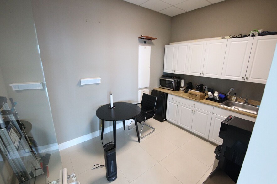 More Photos Of 175 SW 7th St, Miami Medical For Sale