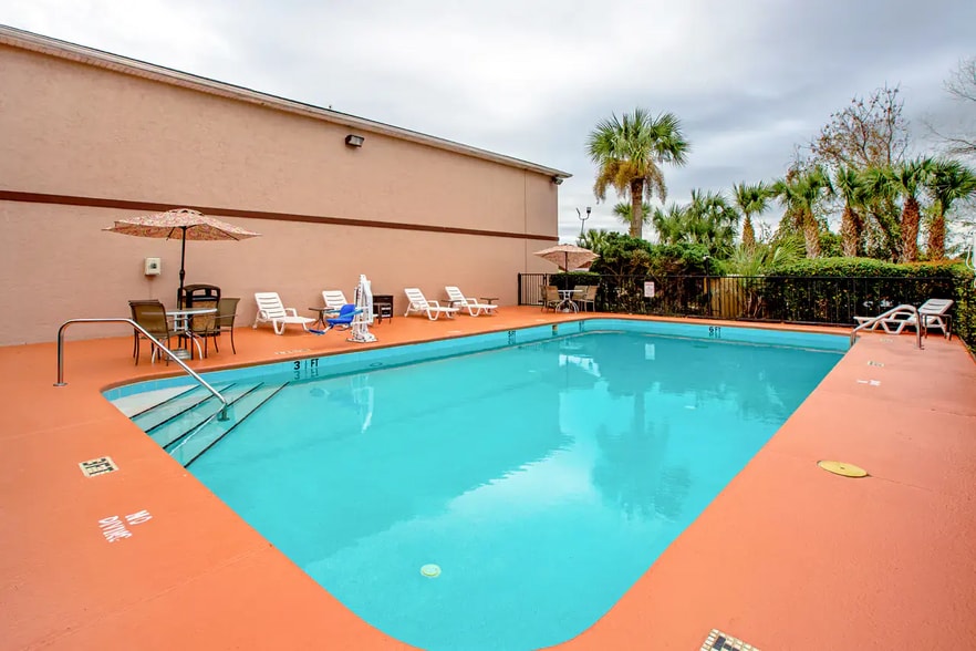 More Photos Of 6819 N Us-129, Live Oak Hotel For Sale
