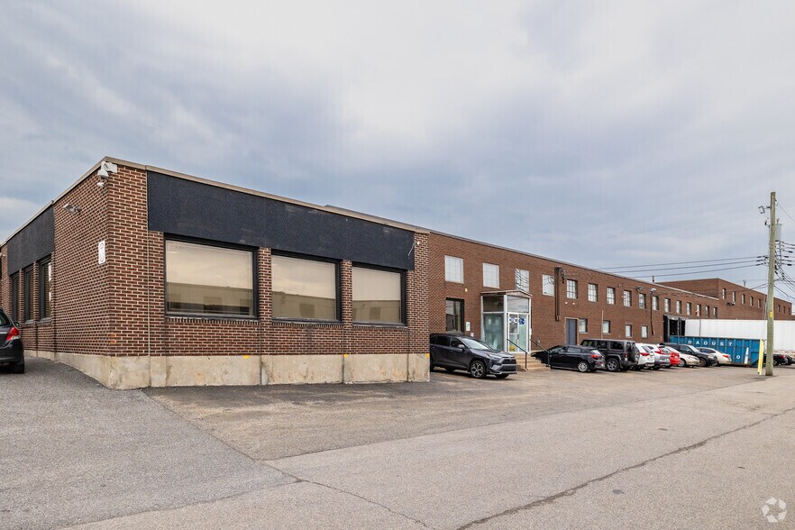 More Photos Of 600-650 Boul Lebeau, Montréal Warehouse For Lease