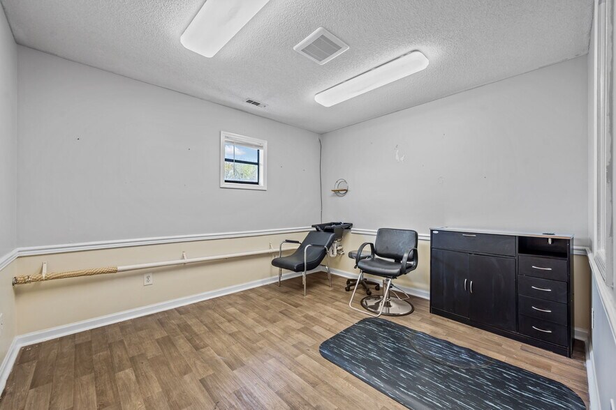 More Photos Of 411 Western Blvd, Jacksonville Medical For Sale