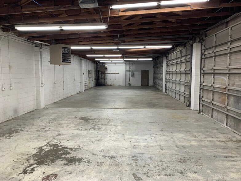 More Photos Of 201 NE Polk Station Rd, Dallas Storefront Retail Office For Lease