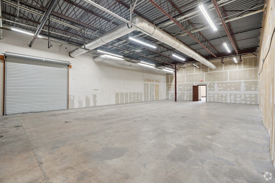 More Photos Of 1400 Summit Ave, Plano Showroom For Lease