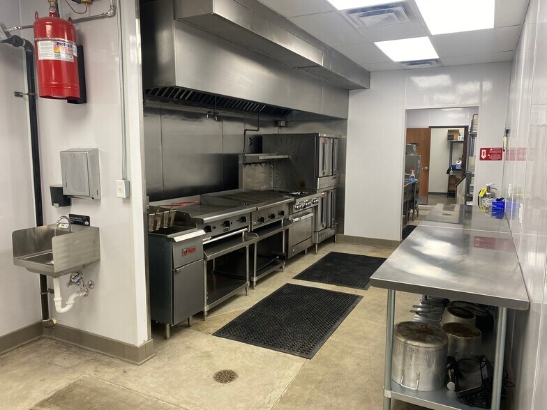 More Photos Of 1430 Regal Row, Dallas Showroom For Lease