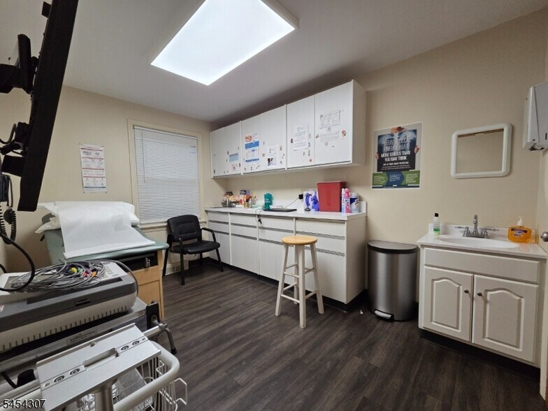 More Photos Of 19 Holly St, Cranford Medical For Lease