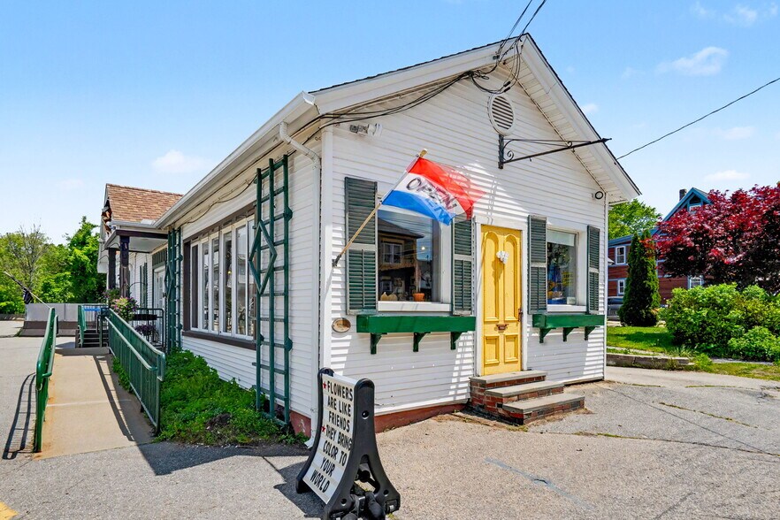 More Photos Of 11 Turnpike St, Jaffrey Freestanding For Sale