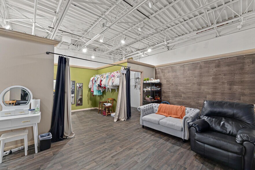 More Photos Of 33 W King St, Rhinelander Storefront Retail Office For Sale