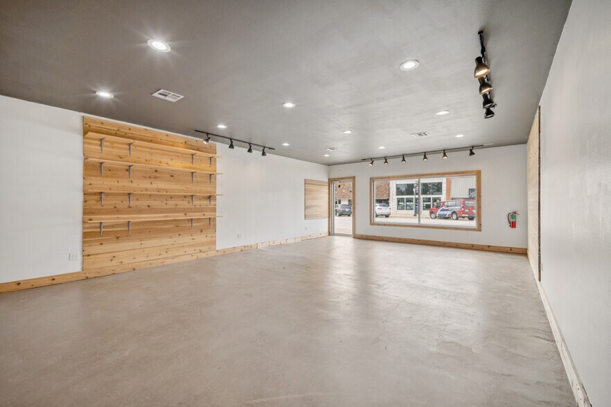 More Photos Of 119 N Broadway, Coweta General Retail For Sale