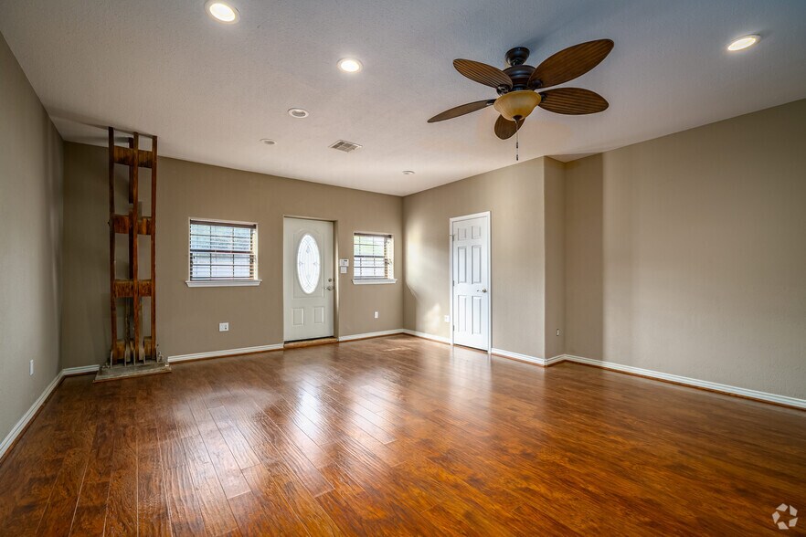 More Photos Of 1618 Callaway Dr, Alvin Warehouse For Lease