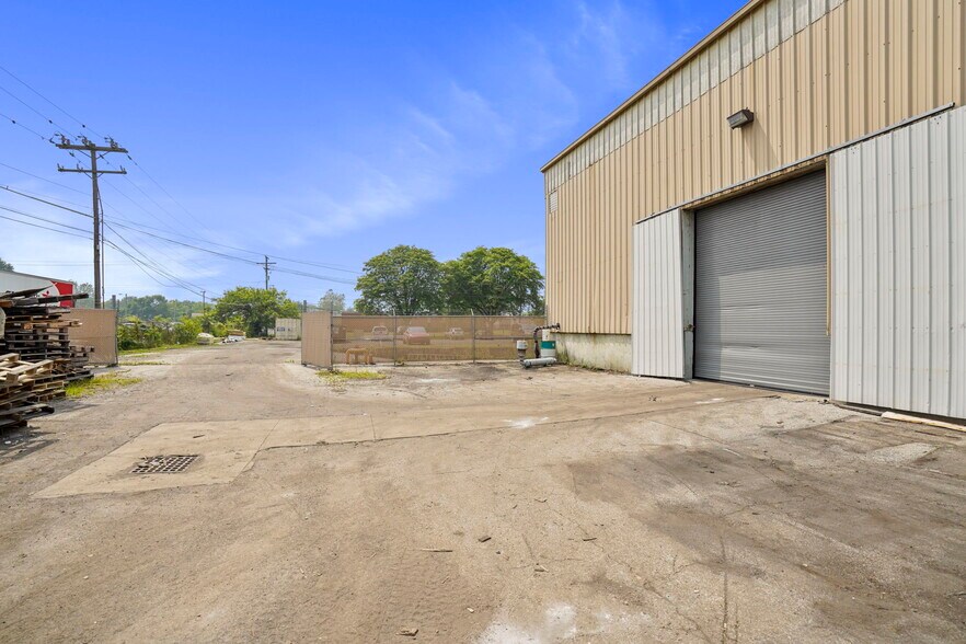 More Photos Of 1840 Progress Ave, Columbus Manufacturing For Sale