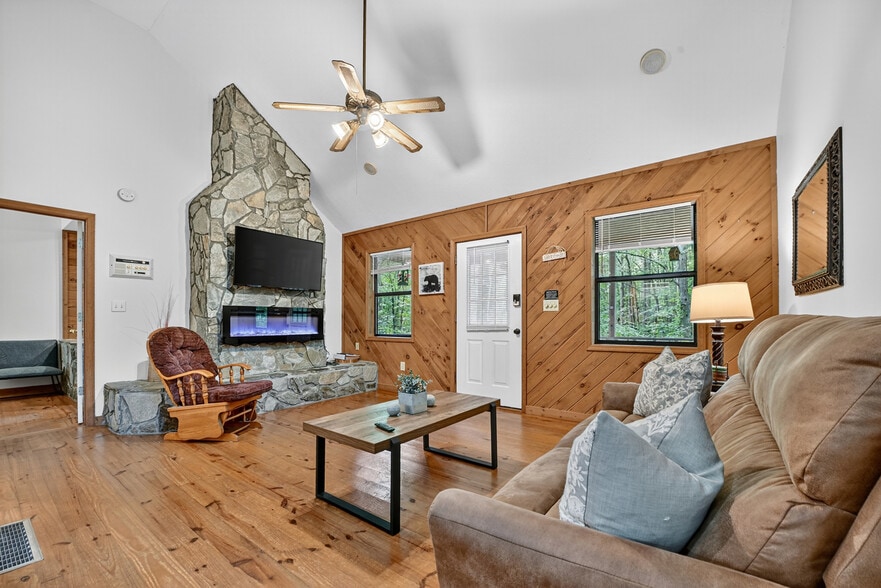 More Photos Of 77 Alpine Way, Blairsville Hotel For Sale