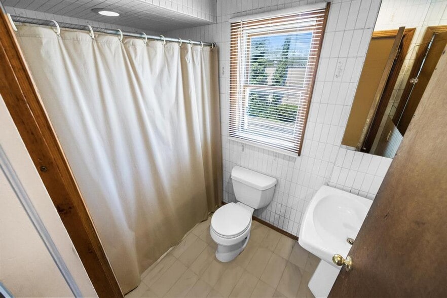 More Photos Of 308 Larkfield Rd, East Northport General Retail For Sale