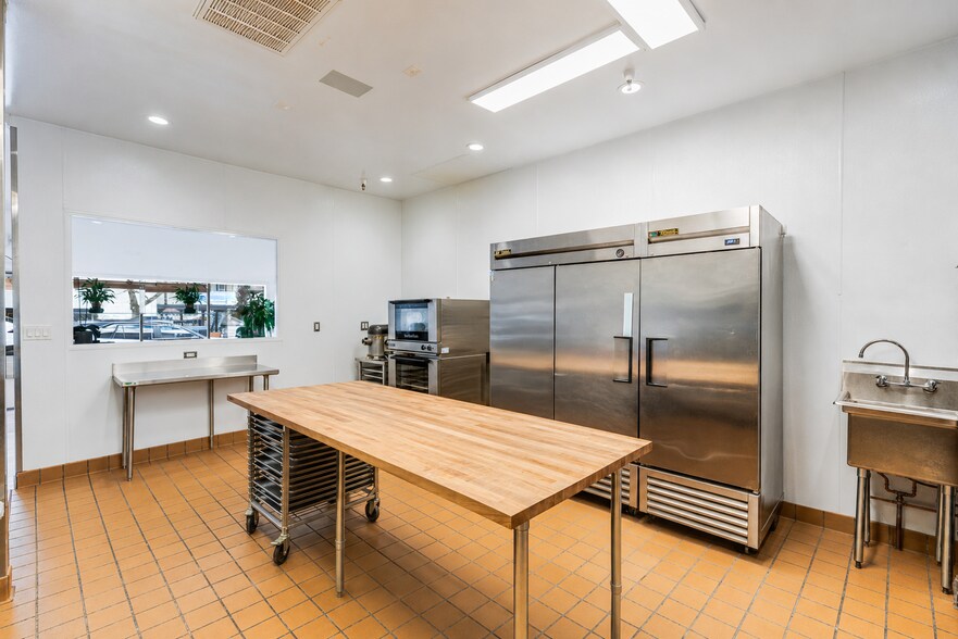 More Photos Of 14572 Big Basin Way, Saratoga Storefront For Sale