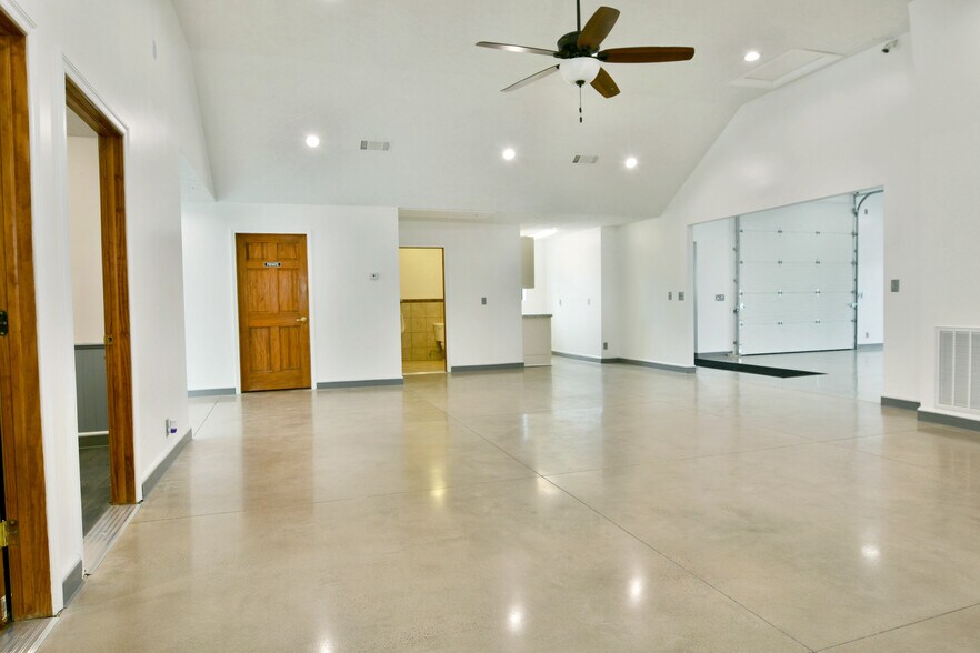 More Photos Of 3019 Parkman Rd NW, Warren Flex For Sale