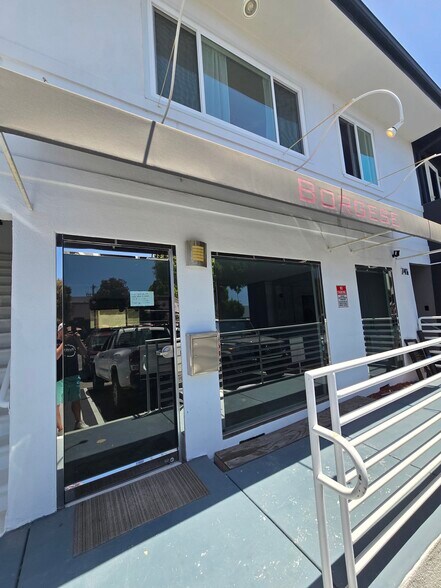 More Photos Of 733 10th St, Santa Monica Storefront Retail Office For Lease