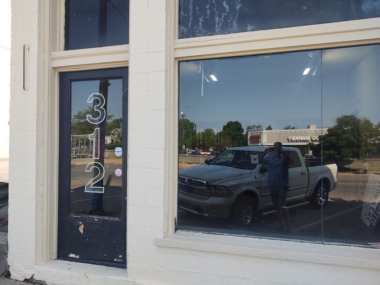 More Photos Of 310-312 Main St, Toledo Storefront Retail Residential For Lease
