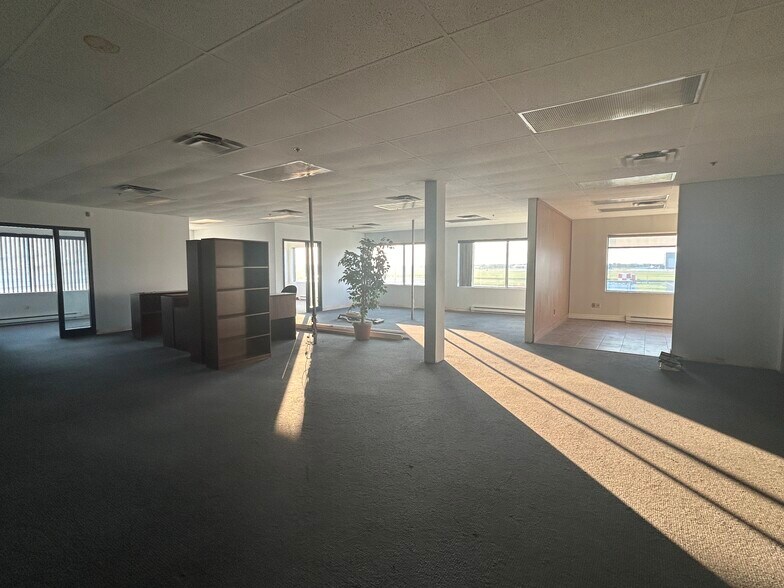 More Photos Of 100 Av Jenkins, Dorval Warehouse For Lease