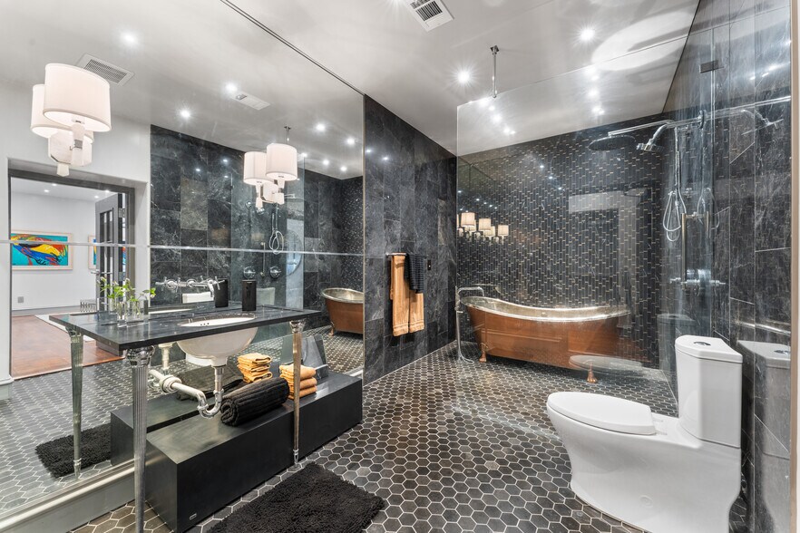 More Photos Of 1400 S Gribble St, Sherman Flex For Sale