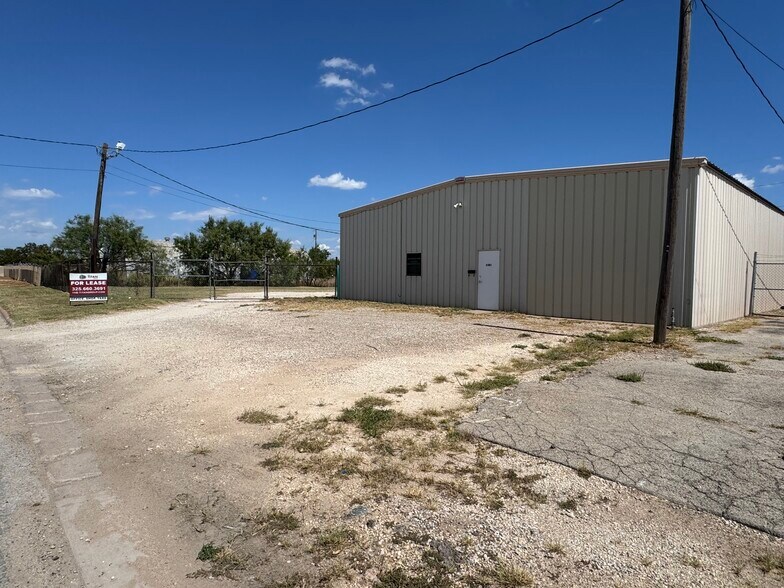 More Photos Of 2301 Oak St, Abilene Unknown For Lease