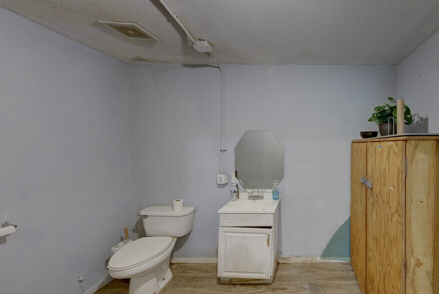 More Photos Of 8002-8004 Homestead, Houston Freestanding For Sale