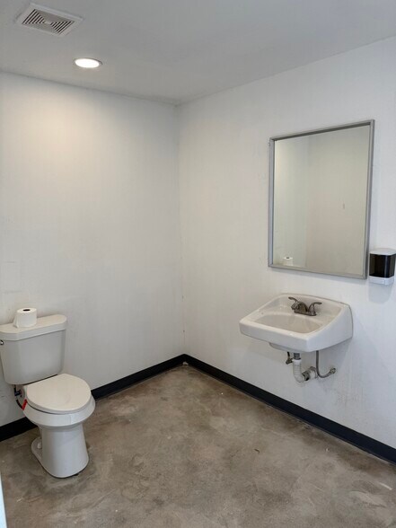 More Photos Of 6929 Calhoun Rd, Houston Unknown For Lease