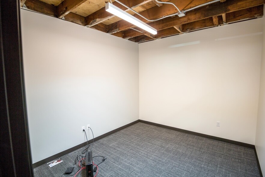 More Photos Of 2415-2419 SE 11th Ave, Portland Storefront Retail Office For Lease